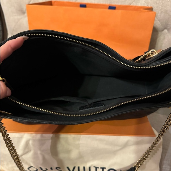 Black Louis Vuitton bag - Picture 8 of 13